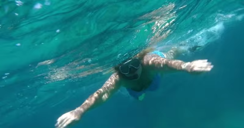女性潜泳高清视频素材 Woman Swimming With Snorkel In Red Sea