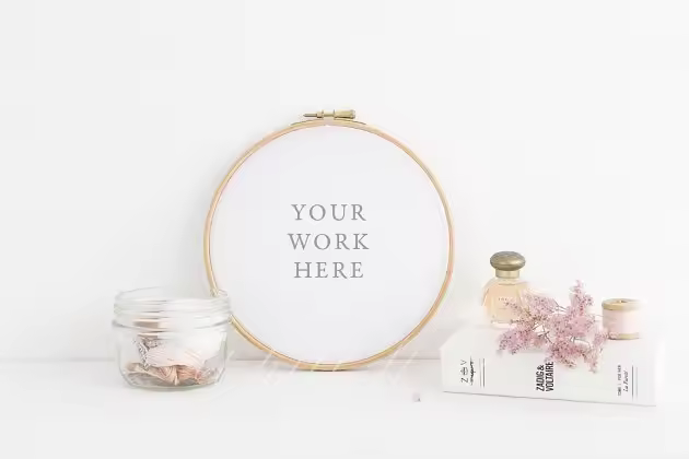 粉红色绣花艺术圆形相册画框样机模板 Pink floral embroidery hoop mockup