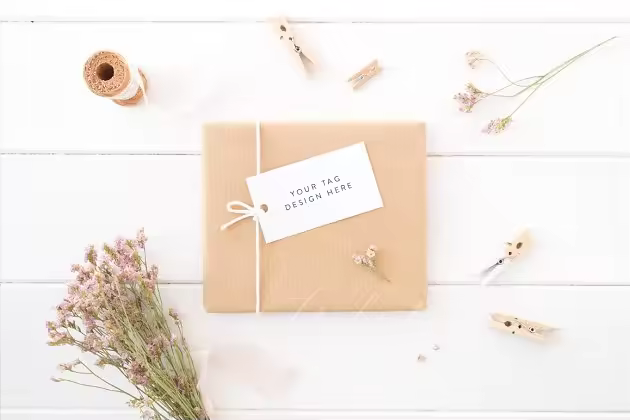 简约主义风礼品标签样机 Gift tag mockup – styled stock image