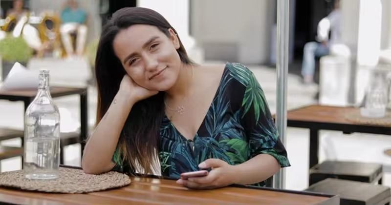 美女餐馆自拍视频高清视频素材 Relaxed Confident Young Woman at a Restaurant