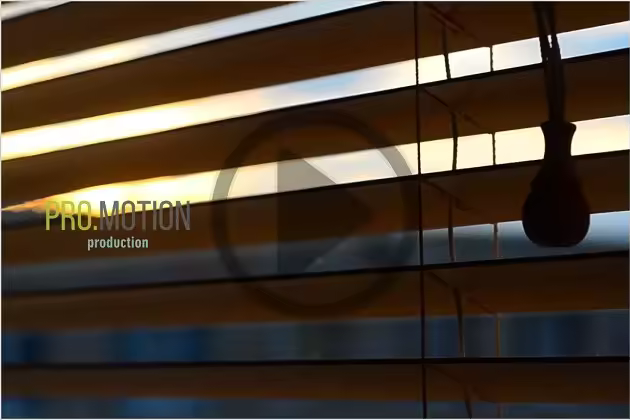 百叶窗外日落高清视频素材 Sunset Outside the Window Blinds