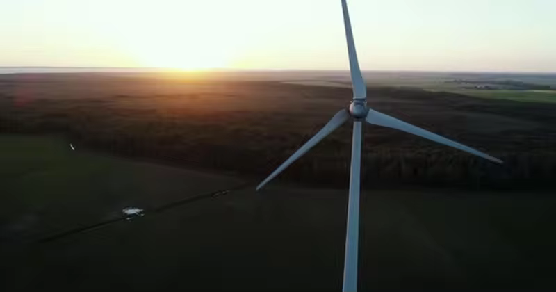 绿色能源风力发电风车视频素材 Renewable Wind Power Windmill At Sunset