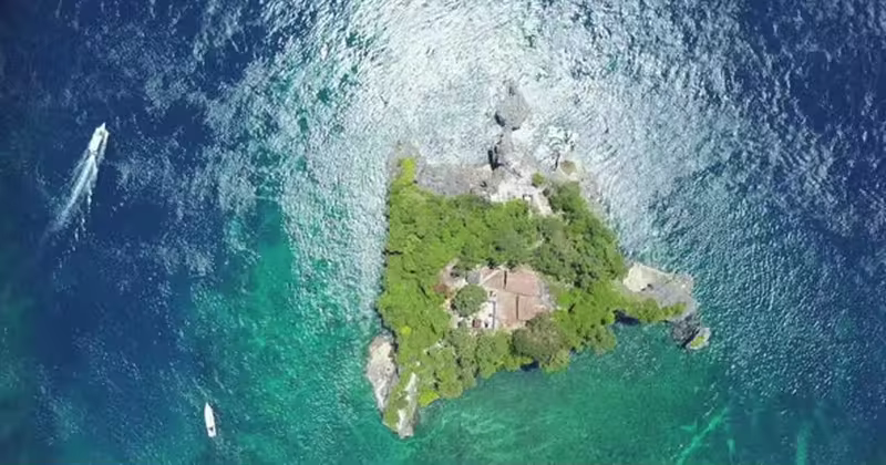 热带岛屿环绕航拍高清视频素材 Small Tropical Island and Boats