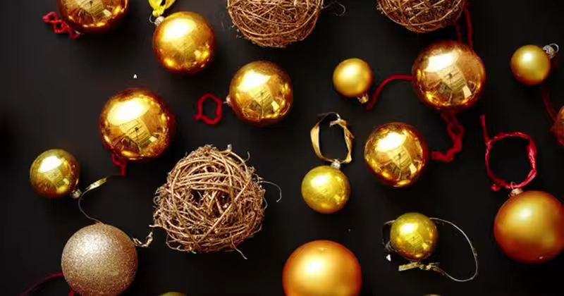 金色装饰球圣诞节元素顶视图视频素材 Christmas Decoration Top View.