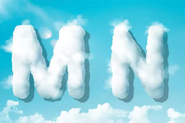 字母“MN”蓝天背景白云英文字母艺术字体psd素材