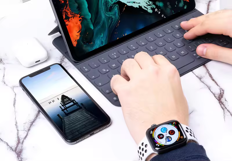 小咖下午茶：真实场景iPhone 11 Pro和iPad Pro屏幕效果图展示PSD样机
