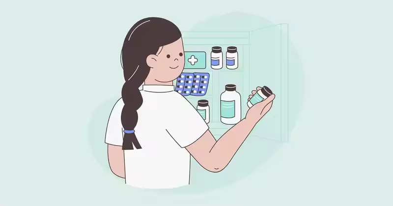 女人在架子上整理药物